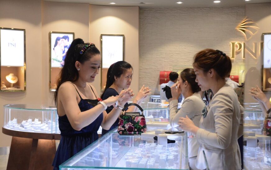 Vì sao nhiều đại gia đang bán tháo vàng ào ạt?