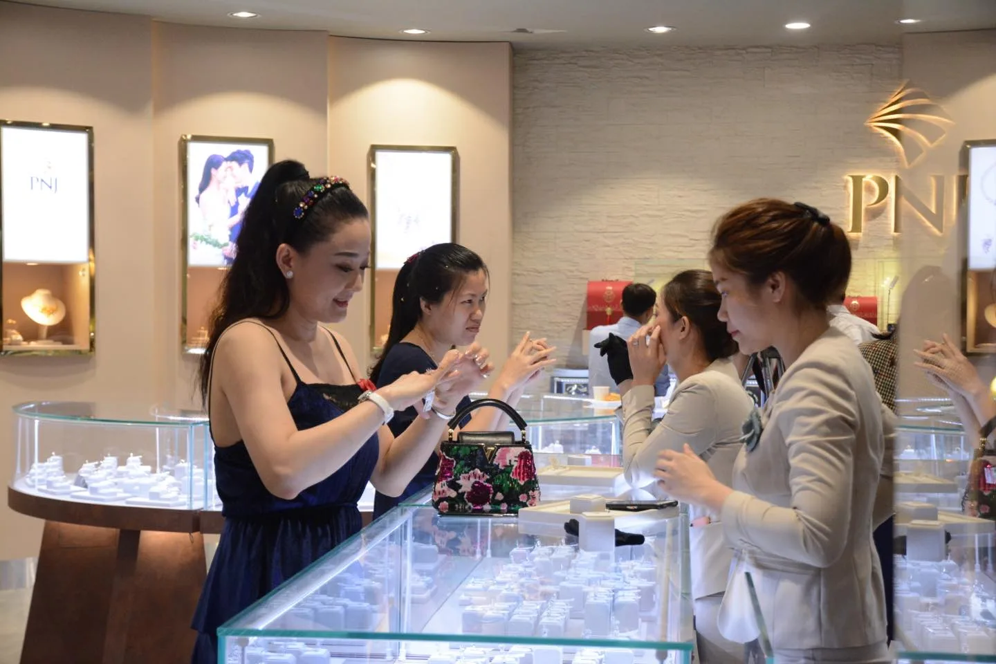 Vì sao nhiều đại gia đang bán tháo vàng ào ạt?