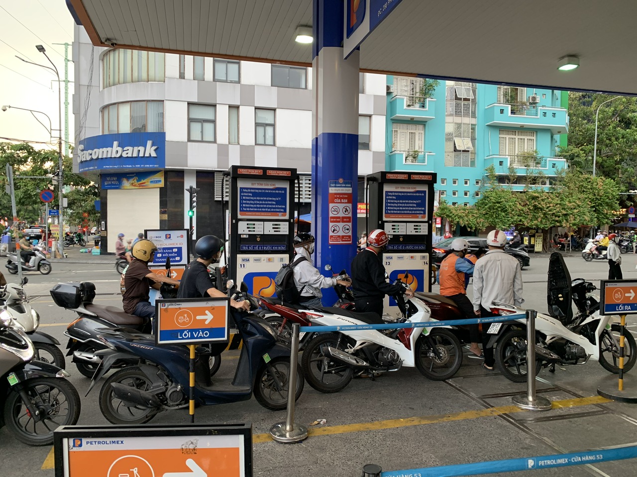 Sản lượng dầu thô nội địa sụt giảm: Việt Nam đối mặt với thách thức an ninh năng lượng trong thập kỷ mới