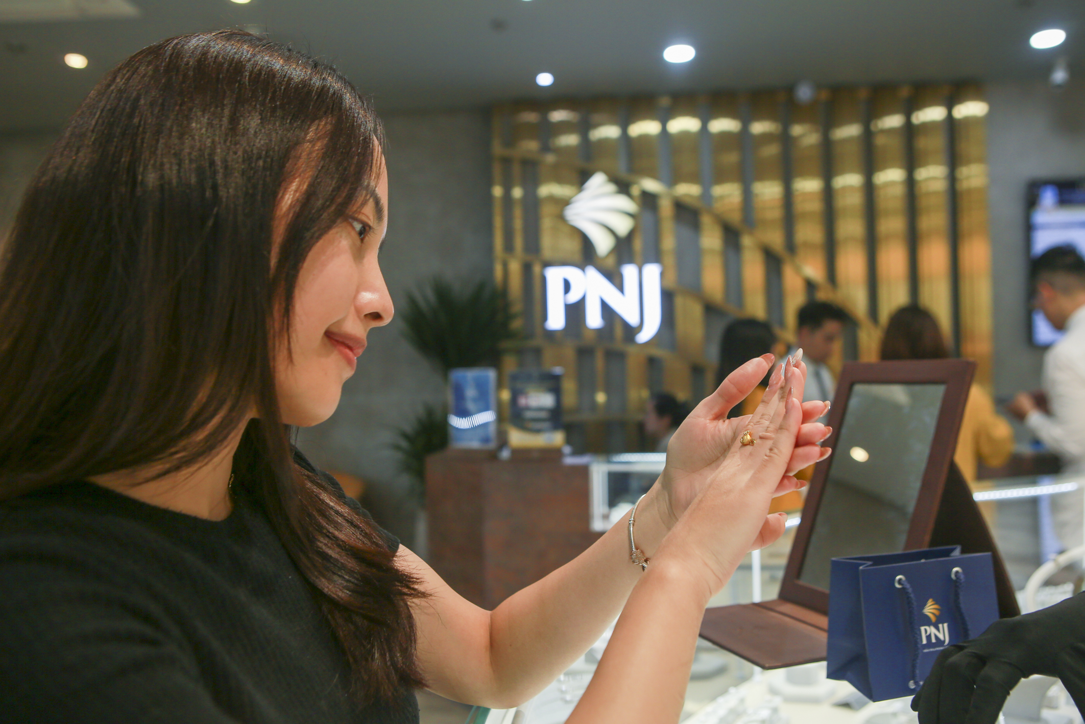 Lý giải giá vàng sụp đổ