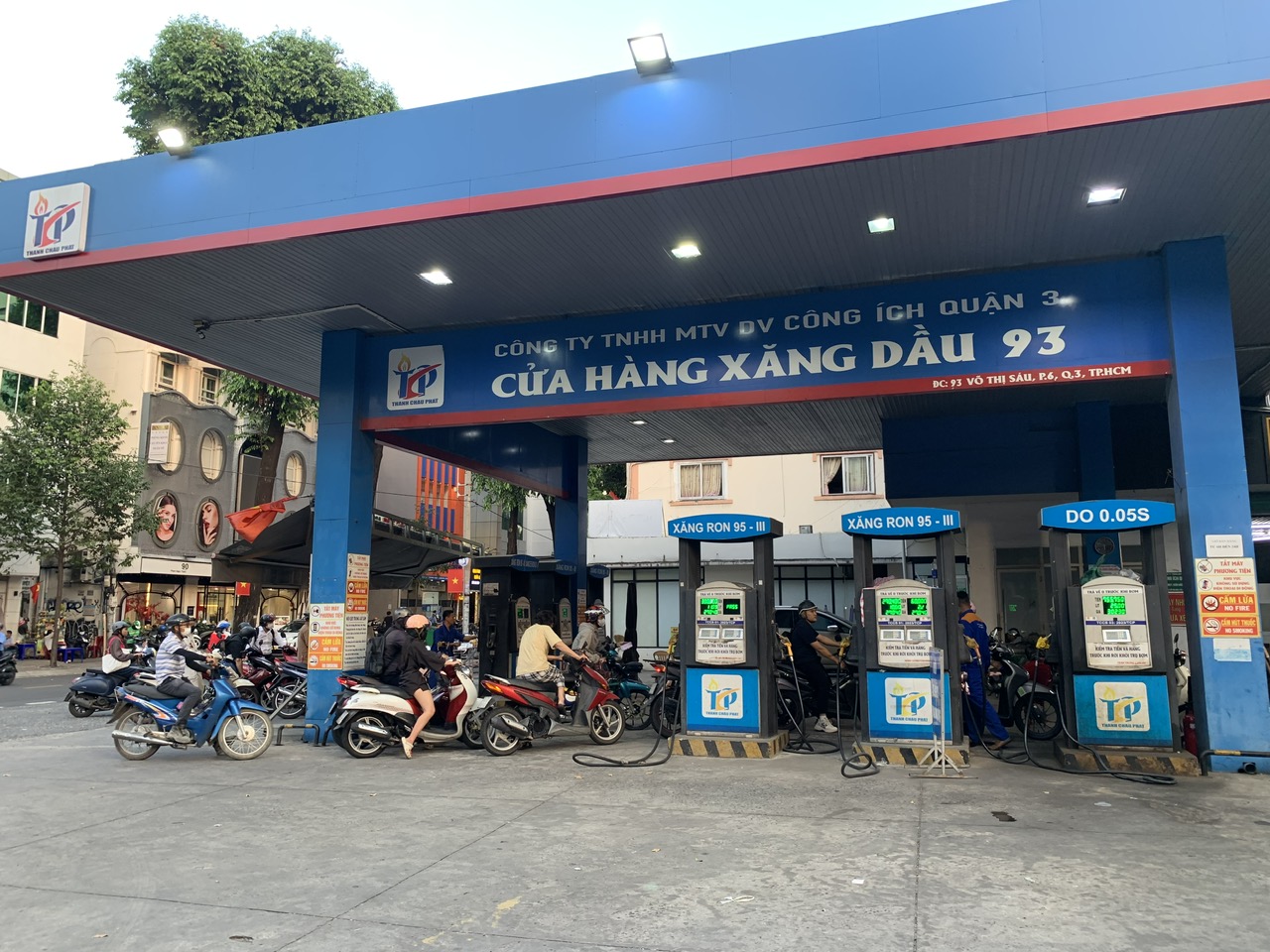 Giá dầu biến động nhưng nơi này đang bán xăng A95 chỉ có 12.000 đồng/lít