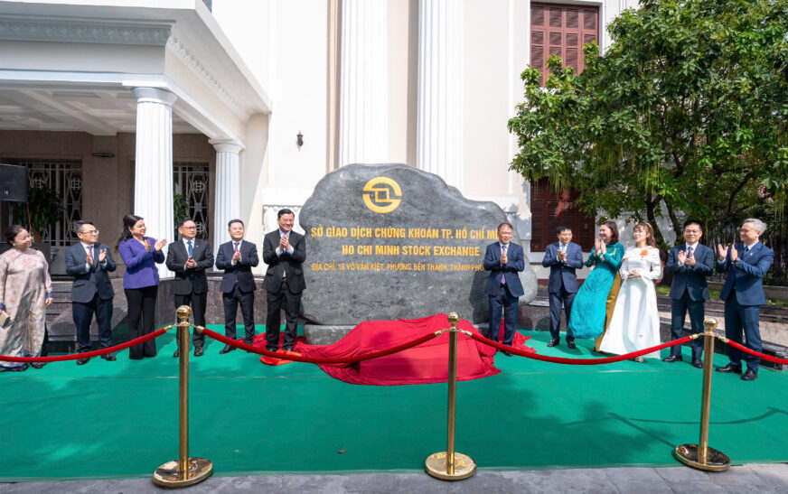 VN-Index áp sát kỷ lục mới: Nhóm Năng lượng ‘dậy sóng’ đẩy thị trường thăng hoa