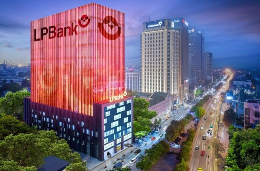 Tỷ phú Phạm Nhật Vượng sở hữu gần 5% vốn, cổ phiếu LPBank tăng kịch trần