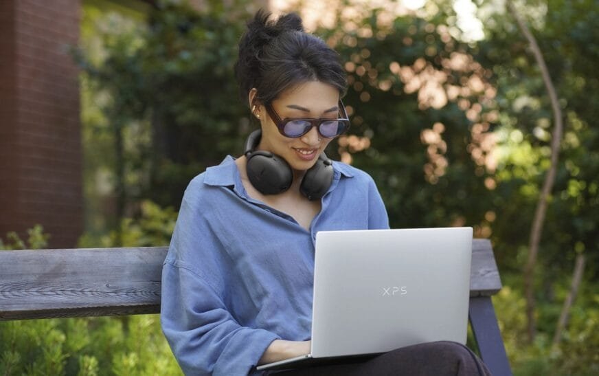Hình ảnh Dell XPS 13 mới được trưng bày tại gian hàng Computex 2026, nổi bật với thiết kế mỏng nhẹ và màu sắc hiện đại