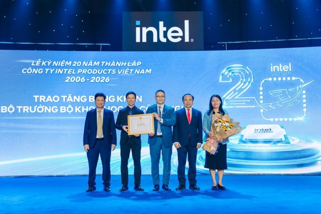 Intel 20 năm tại Việt Nam cơ sở chip AI PC lớn nhất toàn cầu