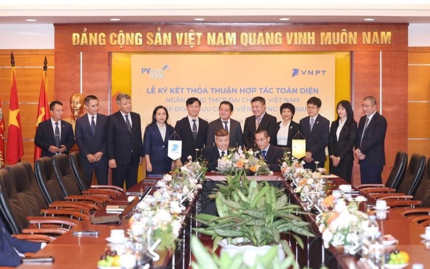 Ông Ngô Diên Hy, Phó TGĐ Tập đoàn VNPT và ông Nguyễn Việt Hà, Phó TGĐ của PVcomBank thực hiện nghi thức ký kết hợp tác giữa 2 doanh nghiệp