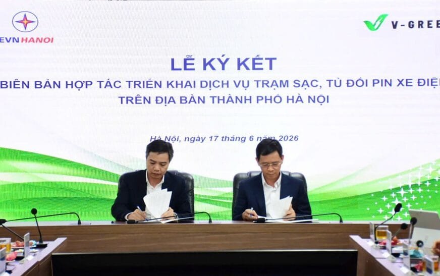 Đại diện V-Green và EVNHANOI ký kết thỏa thuận hợp tác phát triển hạ tầng xe điện tại Hà Nội