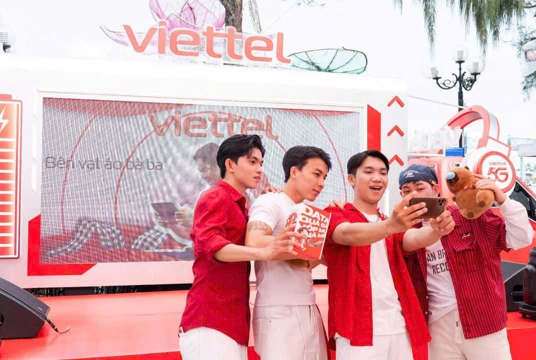 Đại diện và khách hàng tại sự kiện ra mắt gói cước Viettel 5G CapCut