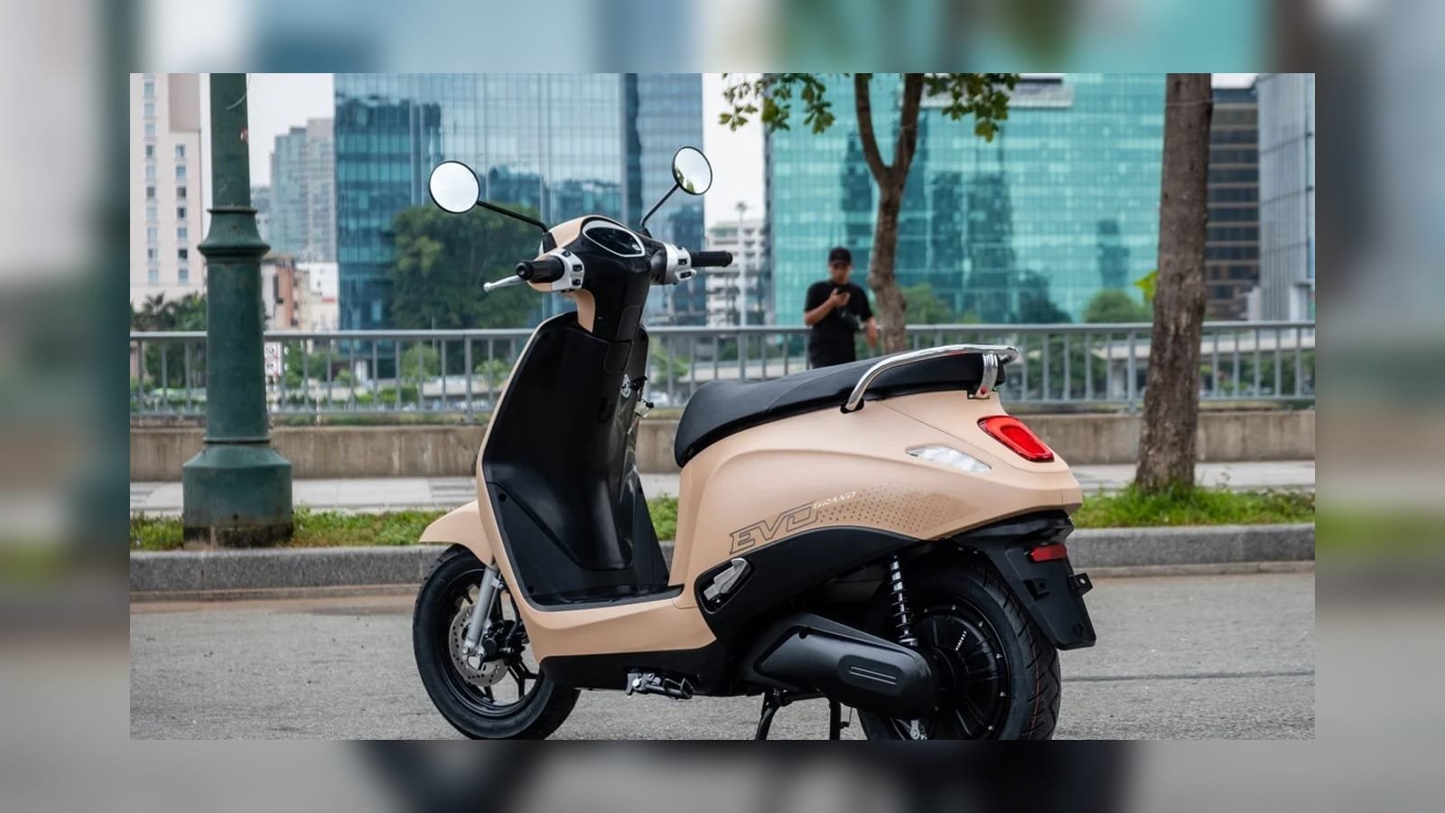 Một mẫu xe máy điện kiểu dáng phổ thông dừng trước cửa hàng tiện lợi trong khu dân cư, gợi bối cảnh đi làm và sinh hoạt hàng ngày. (Ảnh minh họa)