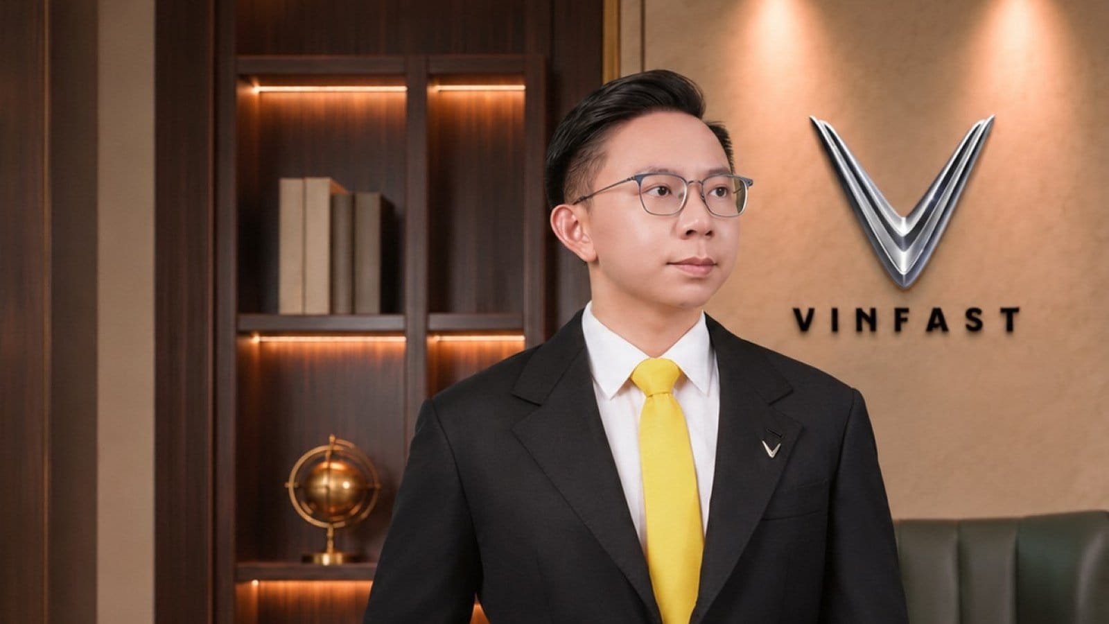 Ông Phạm Nhật Quân Anh trong không gian nhận diện VinFast. Ảnh: VinFast
