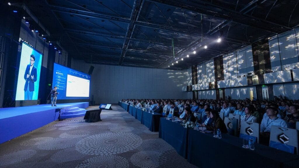 Base 2.0 thử giải bài toán khó nhất của AI doanh nghiệp