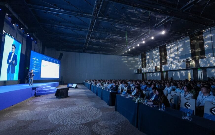 Base 2.0 thử giải bài toán khó nhất của AI doanh nghiệp