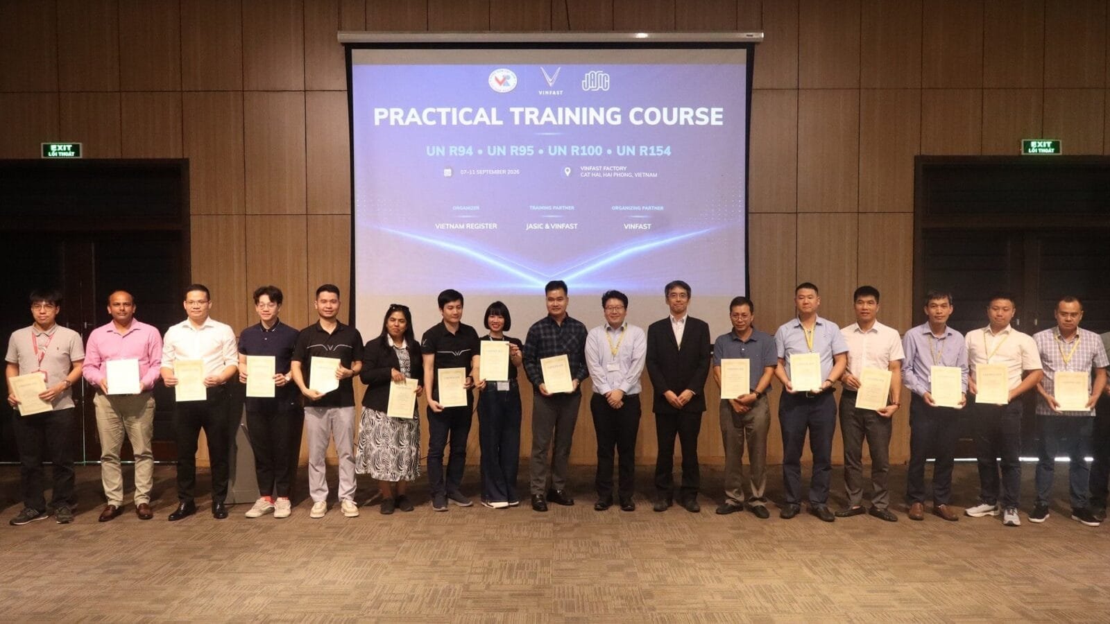 Học viên nhận chứng nhận sau khi hoàn thành khóa đào tạo về các quy định ô tô từ JASIC. — Ảnh: VinFast