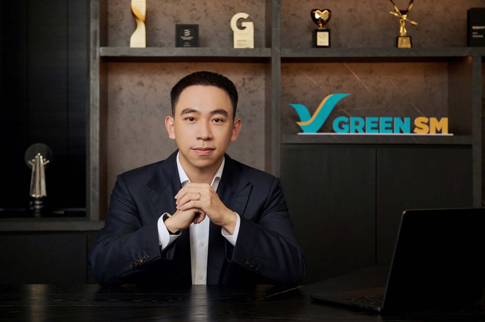 Ông Phạm Nhật Minh Hoàng trong không gian nhận diện Green SM. Ảnh: GSM
