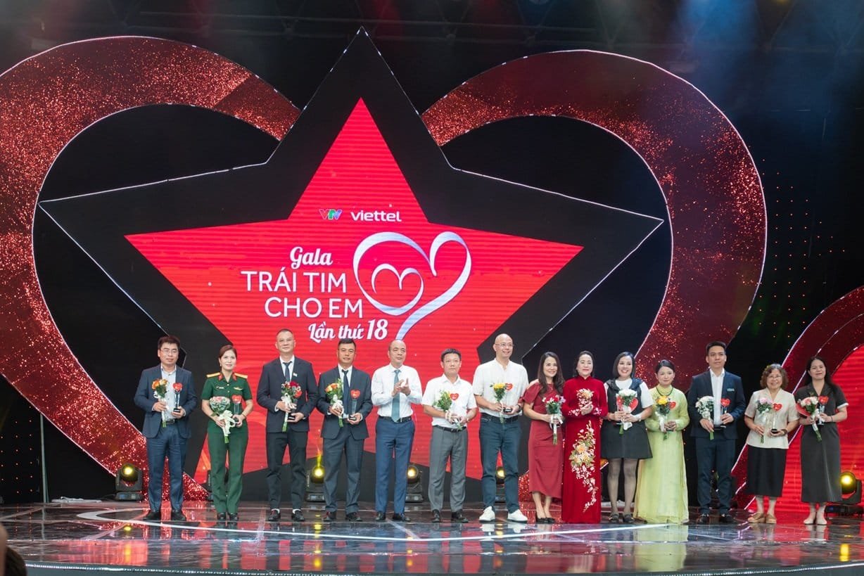 Doanh nghiệp, tổ chức và cá nhân trong và ngoài nước đồng hành cùng chương trình Trái tim cho em trong hành trình 18 năm — Ảnh: Viettel