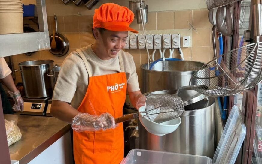 Tổng giám đốc Quốc Cường Gia Lai đi bán phở sườn bò