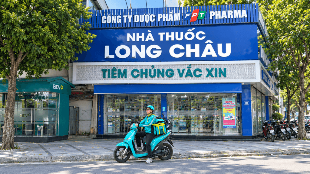 Giao thuốc bằng xe điện: điểm đáng nhìn là quy trình, không chỉ màu xanh