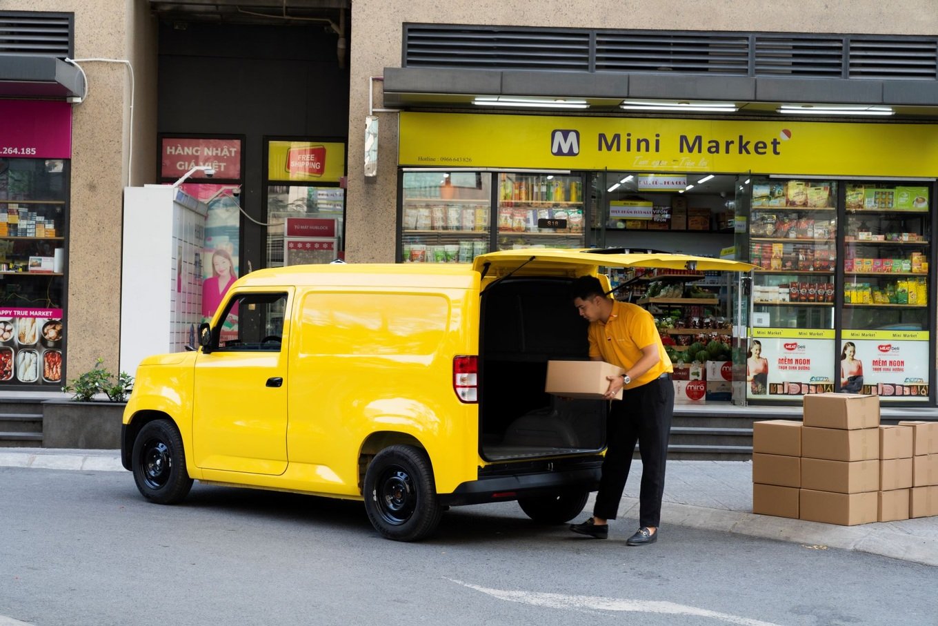 VinFast EC Van giao hàng tại khu vực cửa hàng tiện lợi trong đô thị