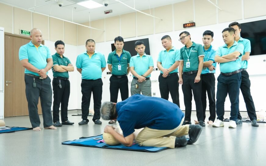 Giảng viên hướng dẫn tài xế Green SM thực hành ép tim trong đào tạo sơ cấp cứu