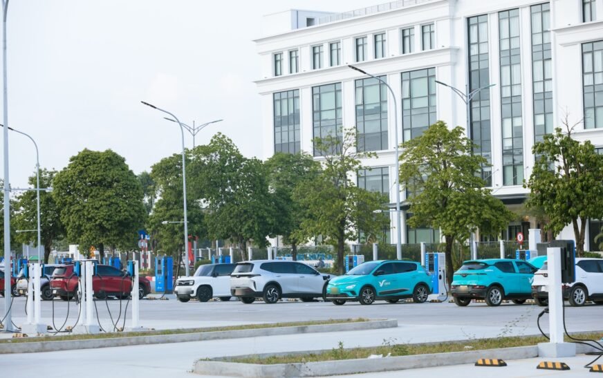 Xe điện VinFast sạc tại trạm sạc V-Green