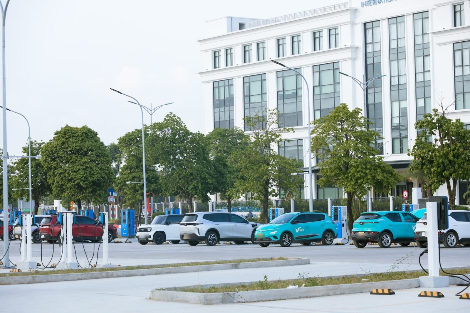 Xe điện VinFast sạc tại trạm sạc V-Green