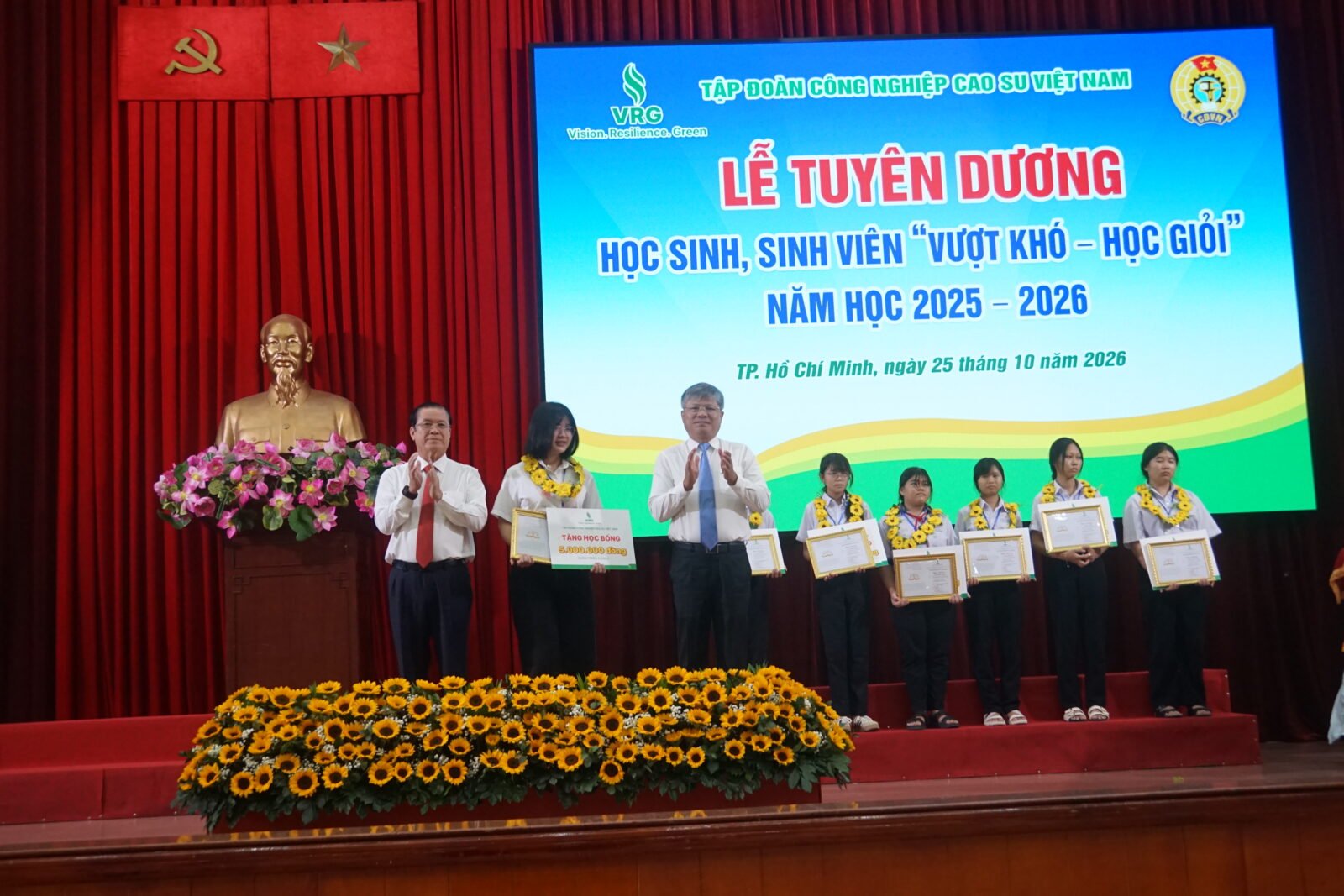 Lan tỏa phong trào “Vượt khó – Học giỏi”: Tôn vinh 228 học sinh, sinh viên tiêu biểu Ngành Cao su năm 2026