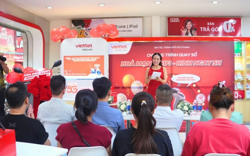 Khách hàng dự lễ quay số trúng thưởng chương trình Hòa mạng WiFi, rinh ngay SH của Viettel tại cửa hàng ở TP. Hồ Chí Minh