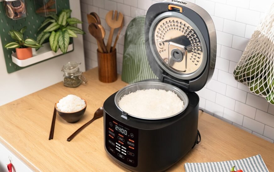 Nồi cơm điện đa năng COSORI R501 với cơm trắng vừa nấu xong