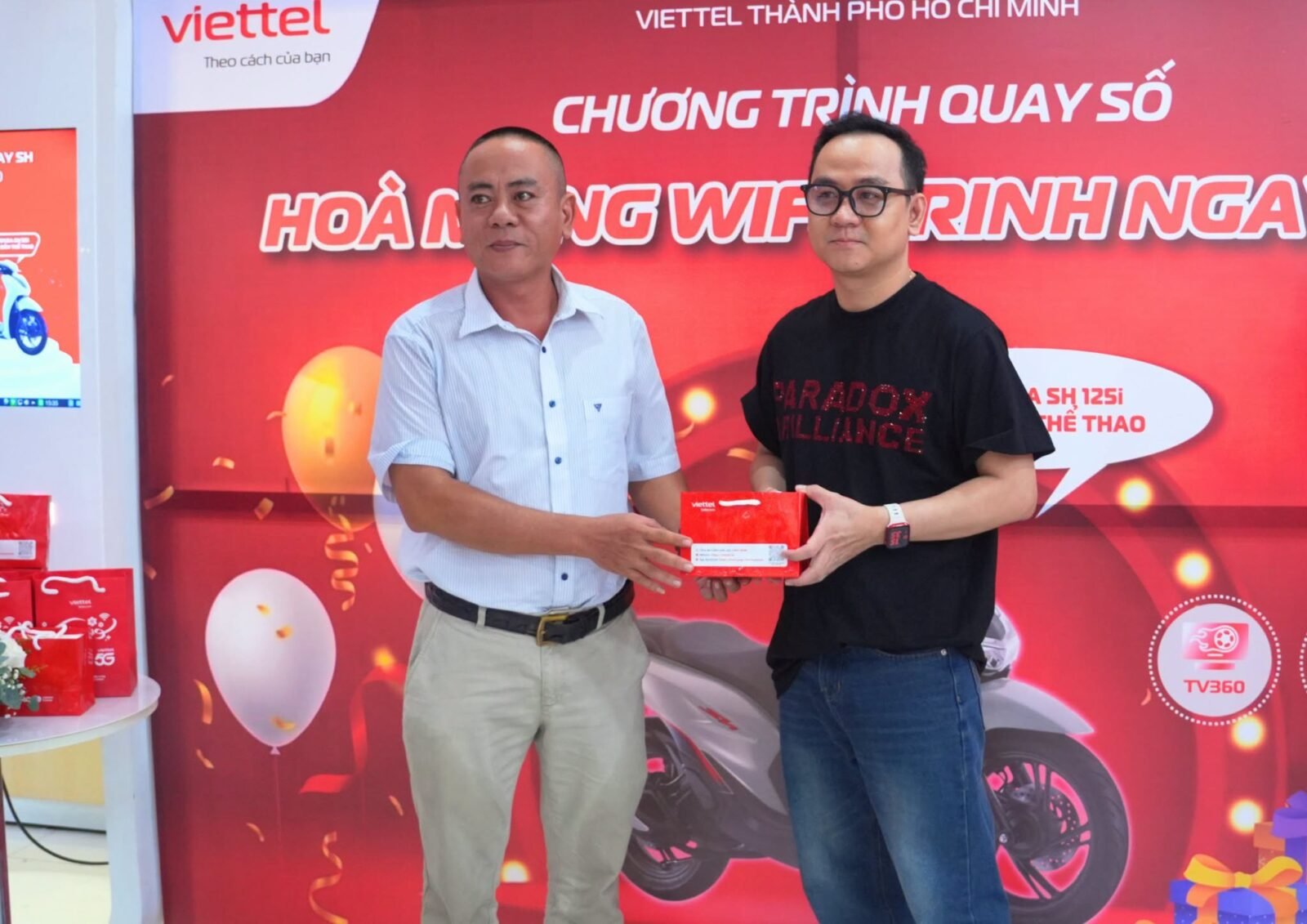 Đại diện Viettel TP. Hồ Chí Minh trao quà cho khách hàng tại lễ quay số đợt 1