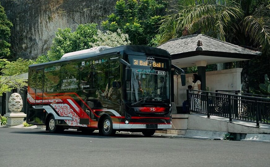 Xe buýt điện Bali: Hyundai bàn giao 11 xe buýt điện County Electric