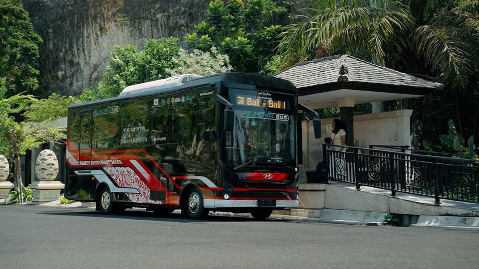 Hyundai đưa 11 xe buýt điện lăn bánh ở Bali: hòn đảo du lịch có tuyến xe buýt điện công cộng đầu tiên