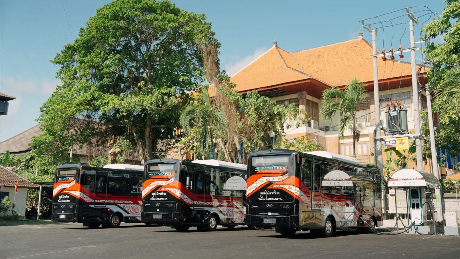 Xe buýt điện Bali County Electric lăn bánh trên đường phố