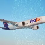 Máy bay chở hàng FedEx bay trên bầu trời cùng đồ họa mạng lưới kết nối số toàn cầu