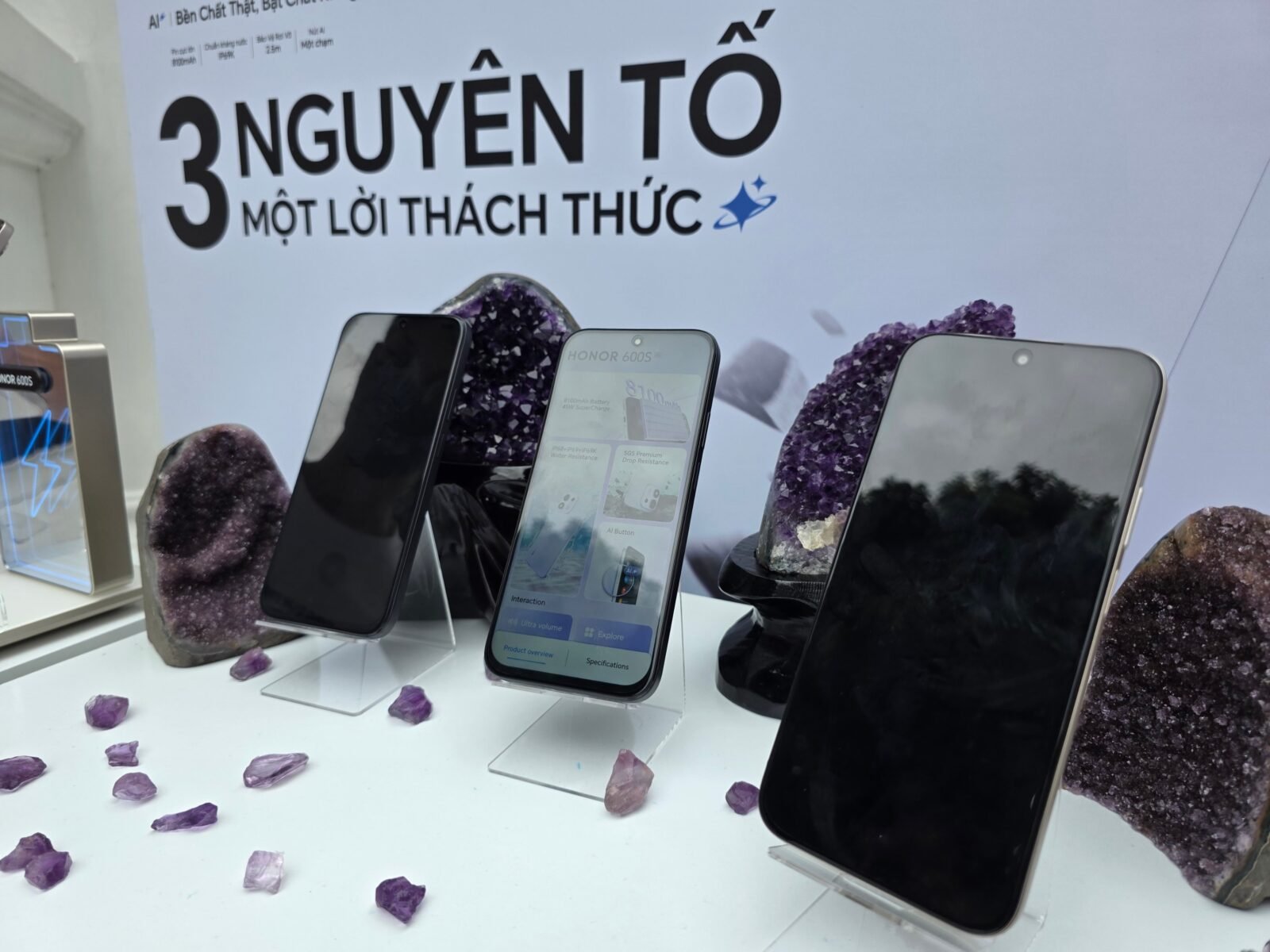 HONOR 600S trưng bày cùng đá thạch anh tím tại sự kiện ra mắt ở TP.HCM