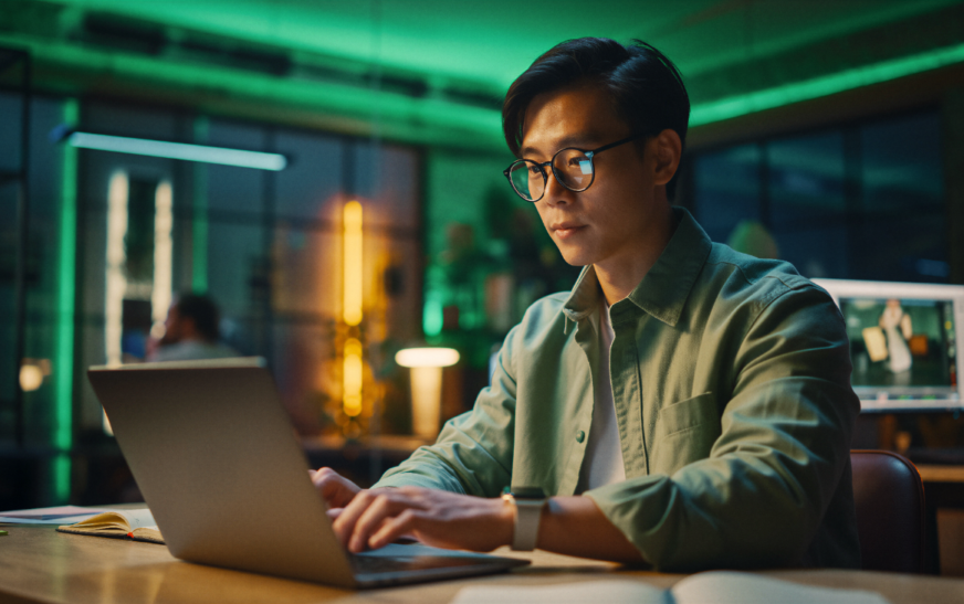 Làm việc trên laptop trong văn phòng vào buổi tối