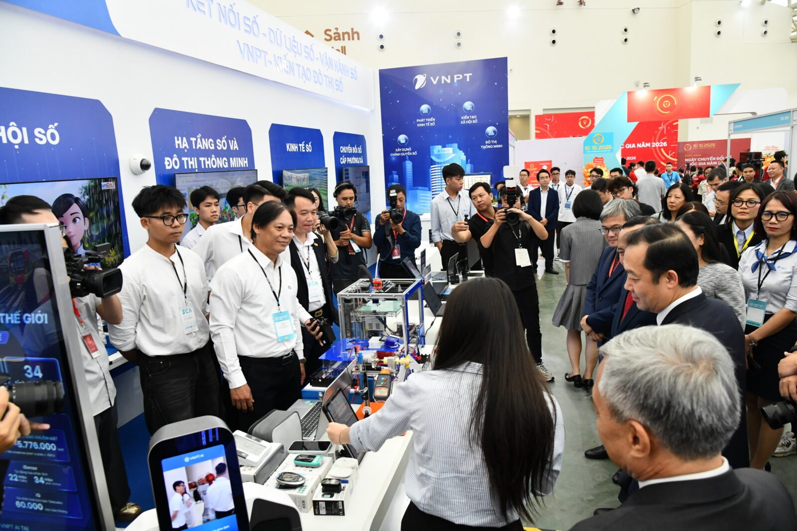 Khách tham quan trải nghiệm thiết bị và giải pháp tại gian hàng VNPT Smart City Asia 2026