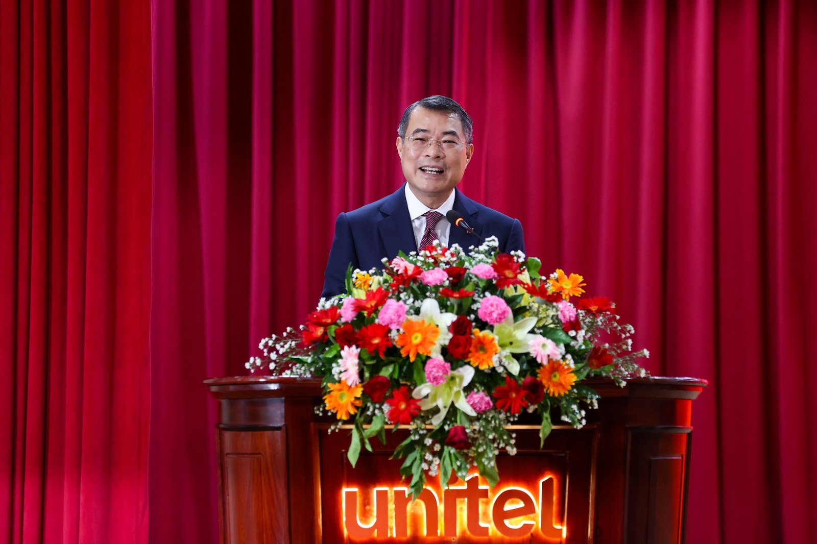 Thủ tướng Lê Minh Hưng tại bục phát biểu của Unitel trong buổi làm việc tại Viêng Chăn, Viettel tại Lào