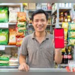 Chủ hộ kinh doanh sử dụng nền tảng Tendoo của Viettel để số hóa hoạt động bán hàng tại cửa hàng