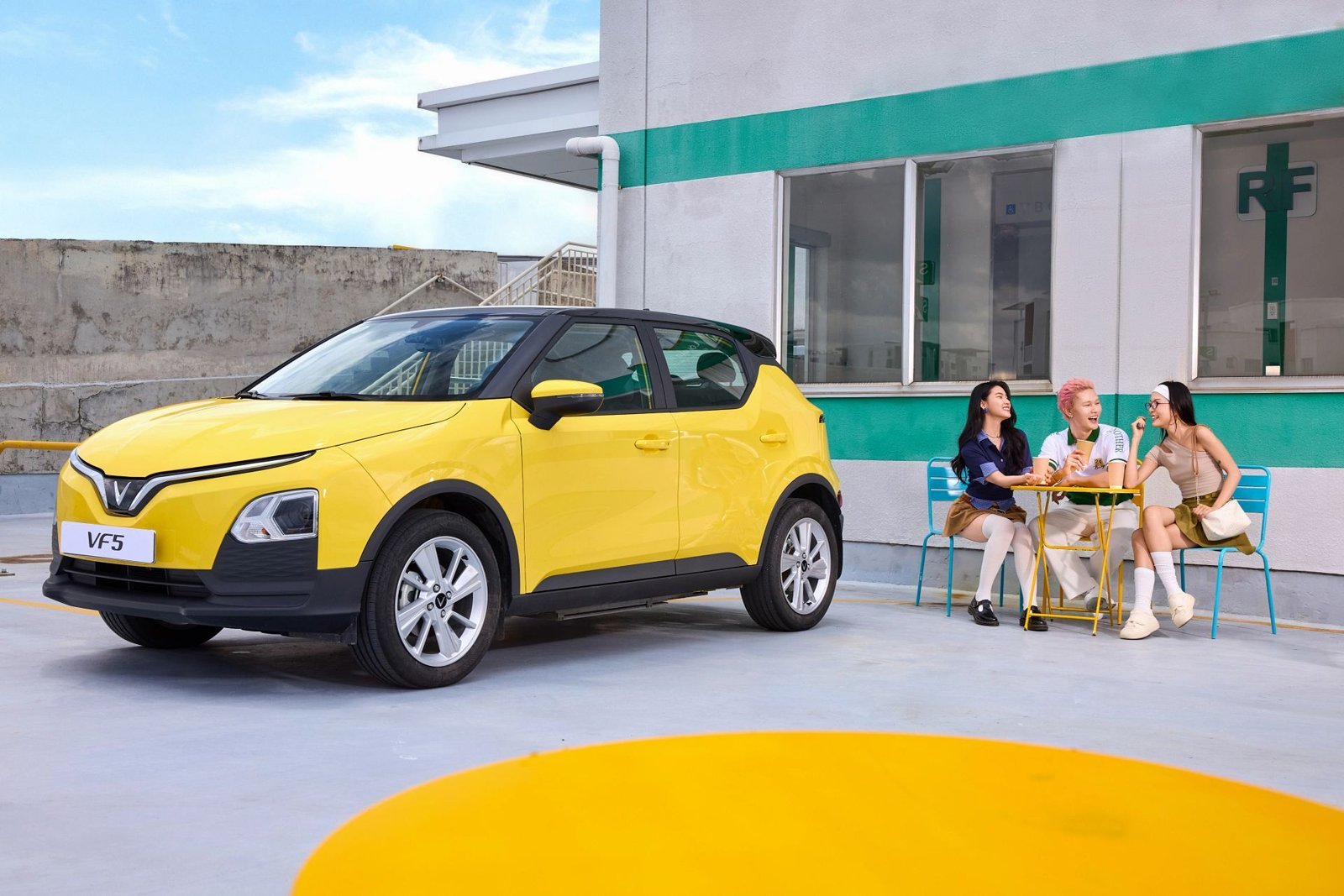VF 5 màu vàng bên nhóm khách hàng trẻ, dòng xe A-SUV dẫn đầu phân khúc của VinFast