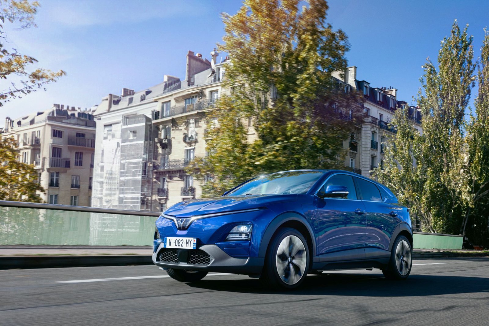 VF 6 màu xanh di chuyển trong đô thị, mẫu B-SUV dẫn đầu phân khúc của VinFast