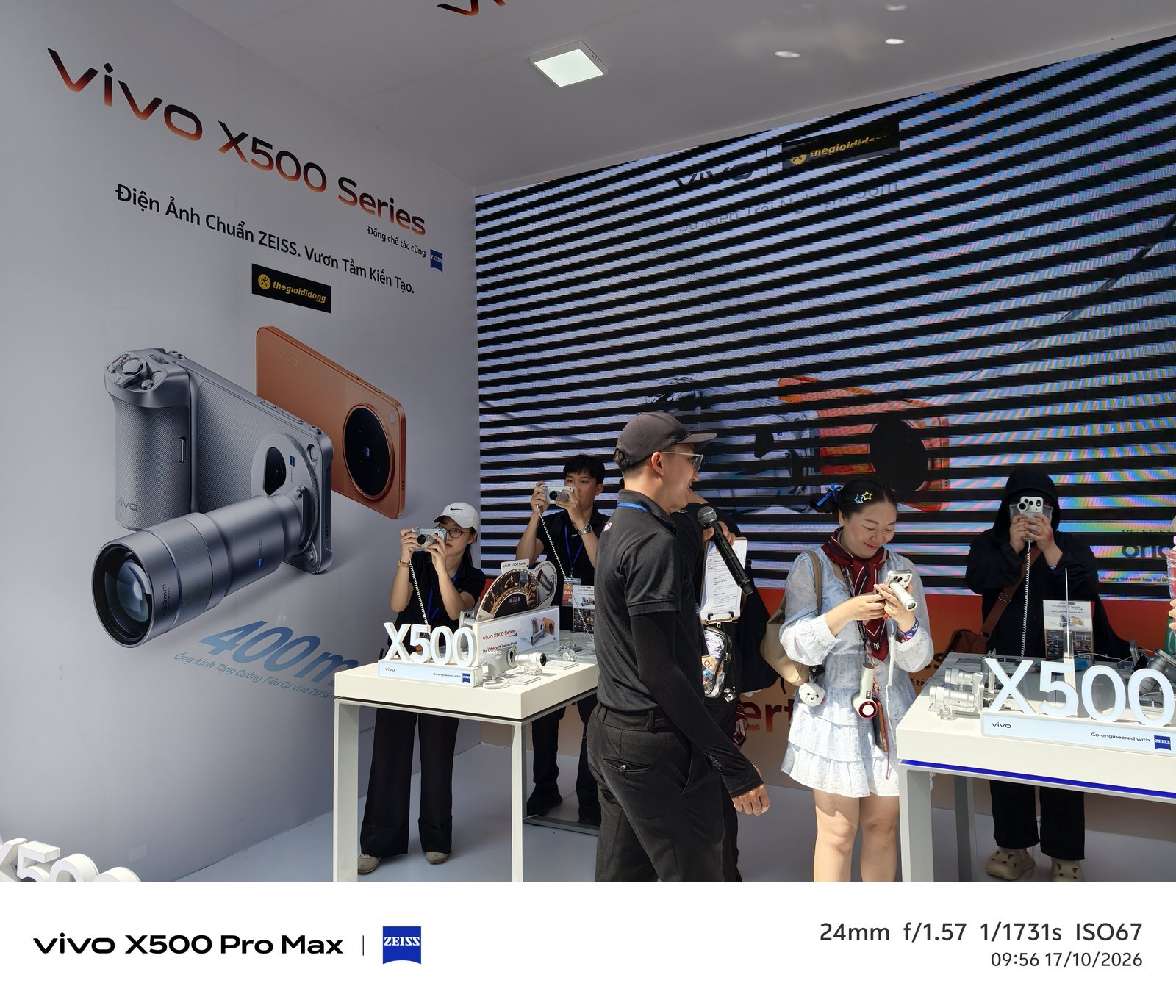 Toàn cảnh khu trải nghiệm vivo X500 Series tại concert Anh Trai Vượt Ngàn Chông Gai 2026