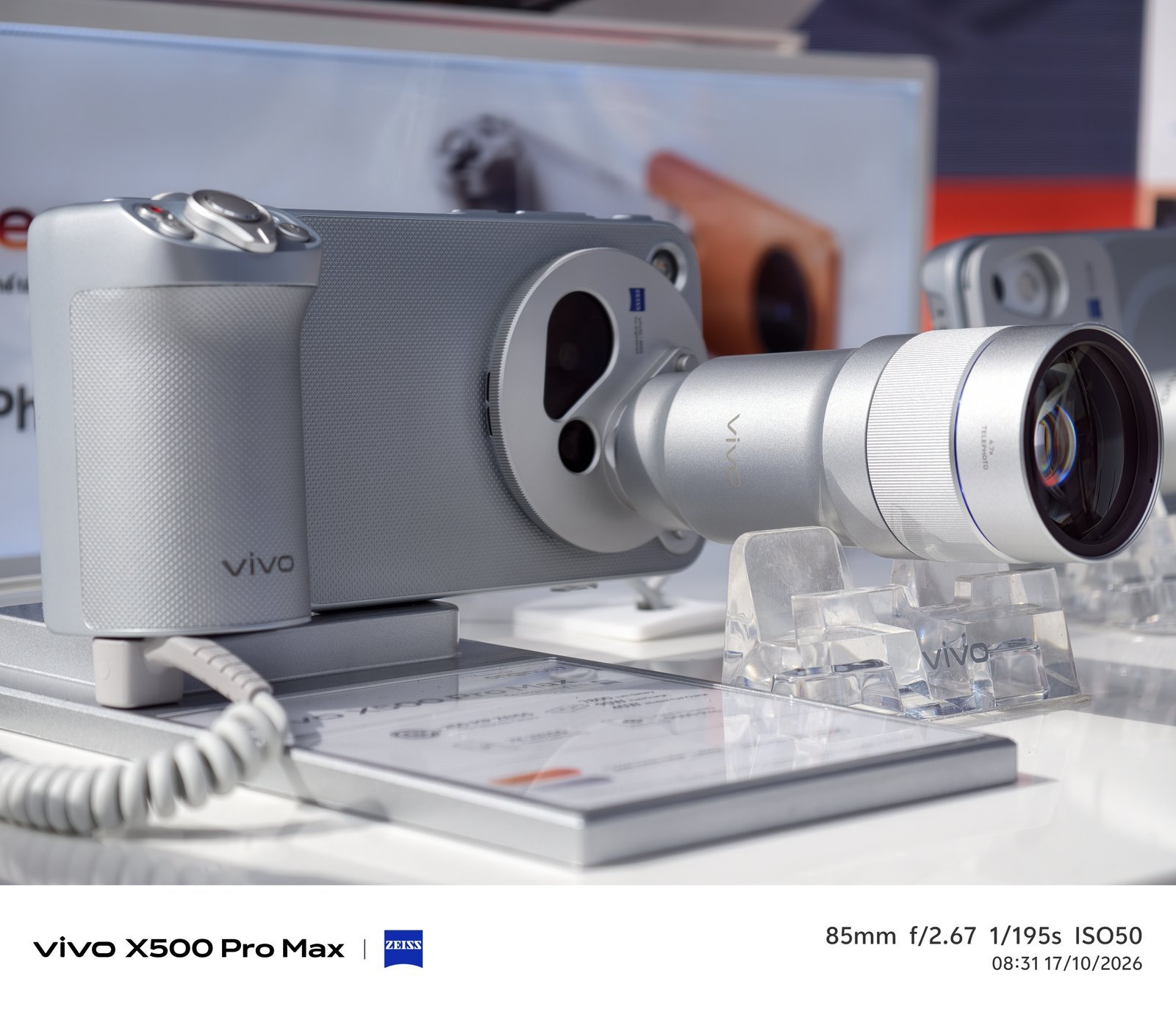Cận cảnh vivo X500 Pro Max gắn ống kính tăng cường tiêu cự trên bàn trưng bày