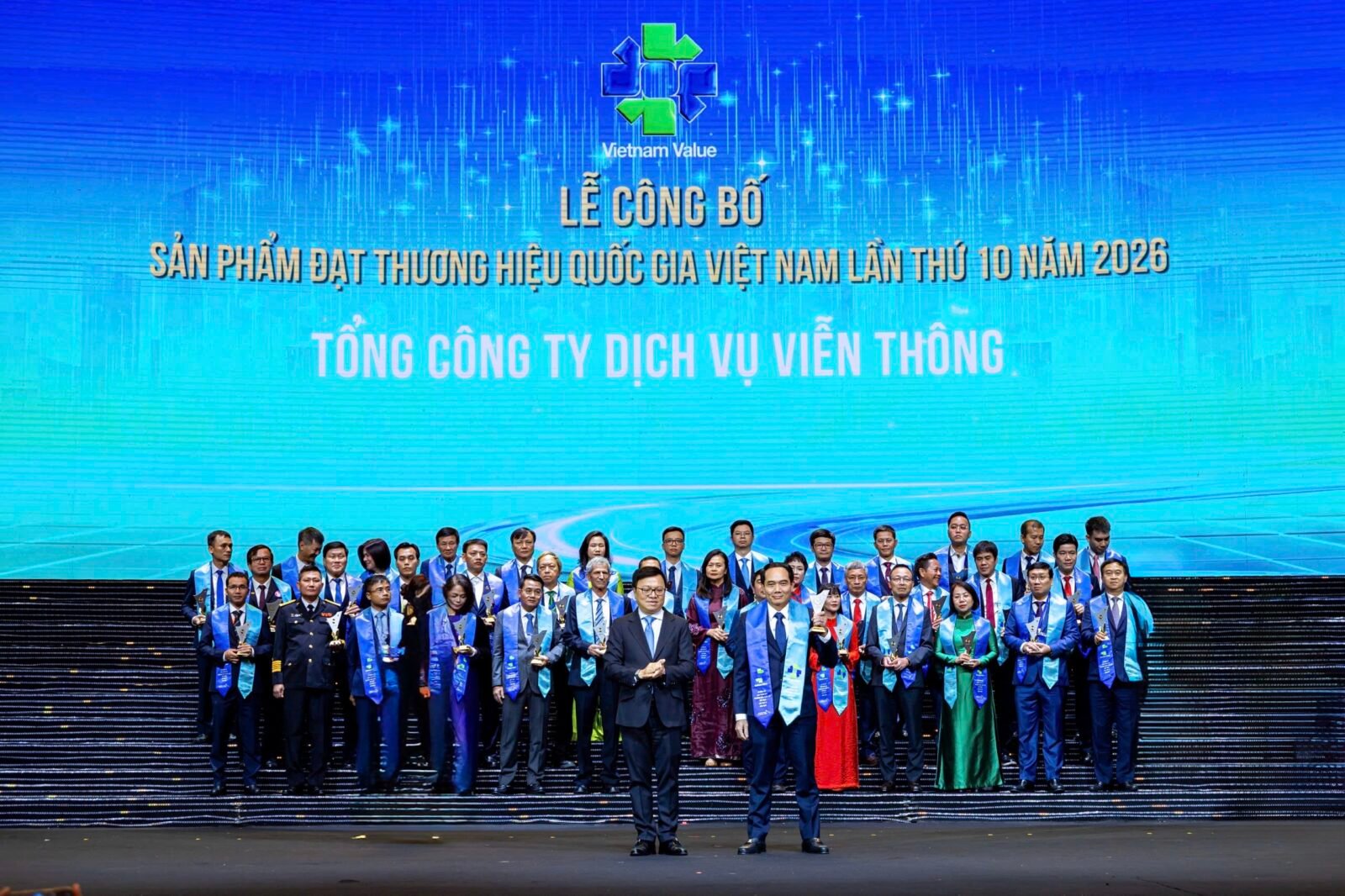 Ảnh tập thể các doanh nghiệp đạt Thương hiệu quốc gia Việt Nam 2026 trên sân khấu lễ công bố