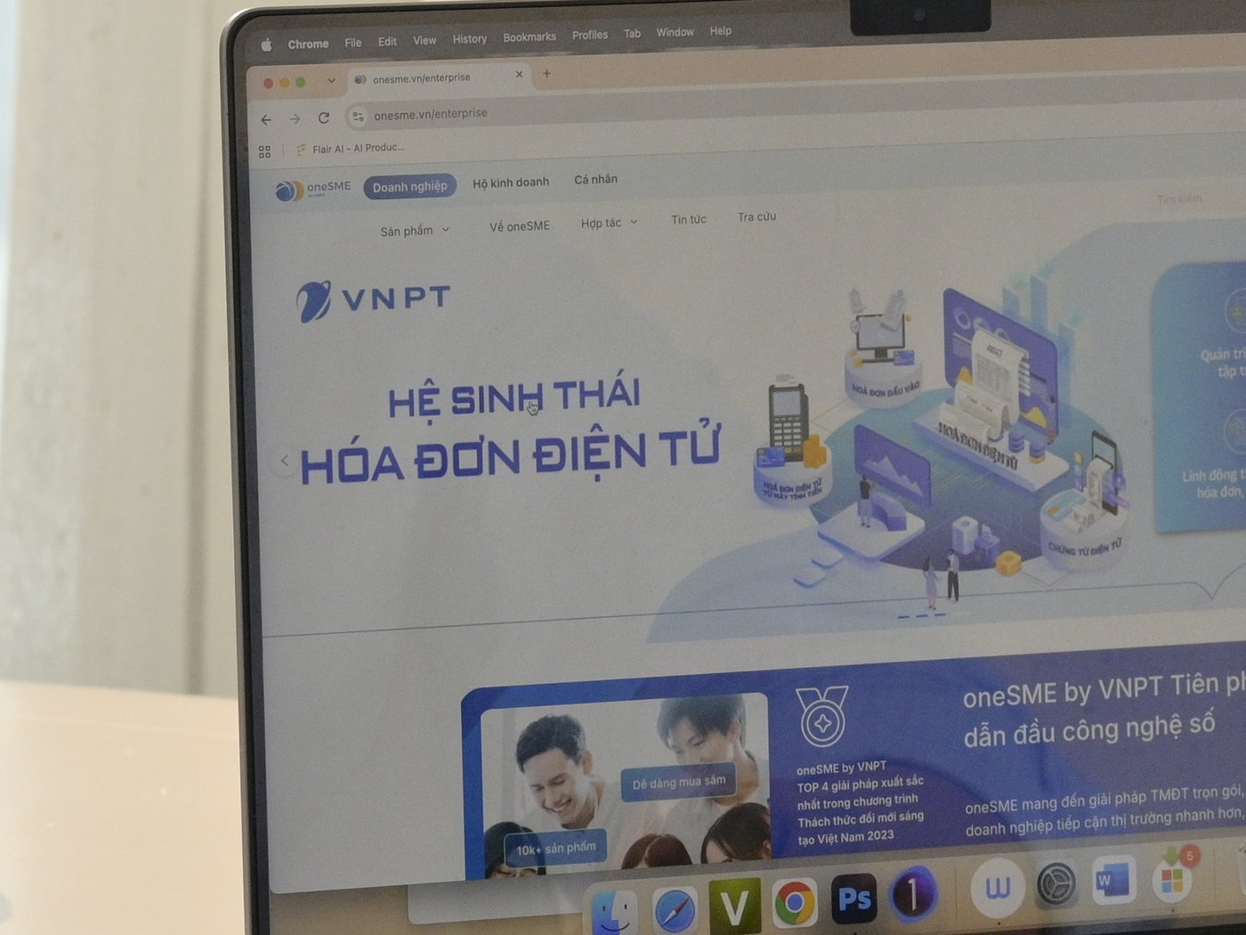 Màn hình laptop hiển thị trang giới thiệu hệ sinh thái hóa đơn điện tử VNPT với các ô tính năng và biểu tượng dịch vụ