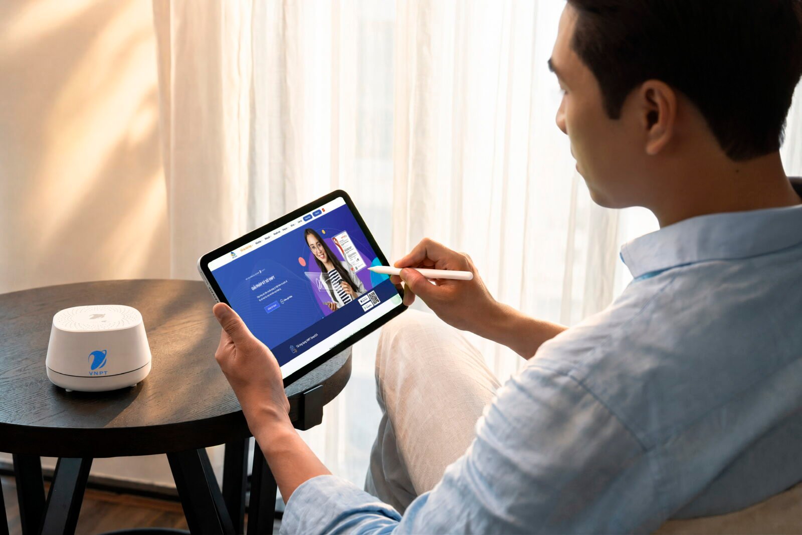 Khách hàng trải nghiệm giải pháp ký số VNPT SmartCA, một trong các nền tảng chuyển đổi số VNPT đang triển khai cho doanh nghiệp